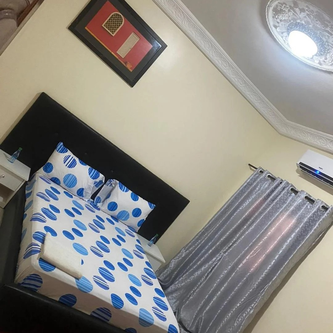 Grande chambre meublée à louer à Liberté 6